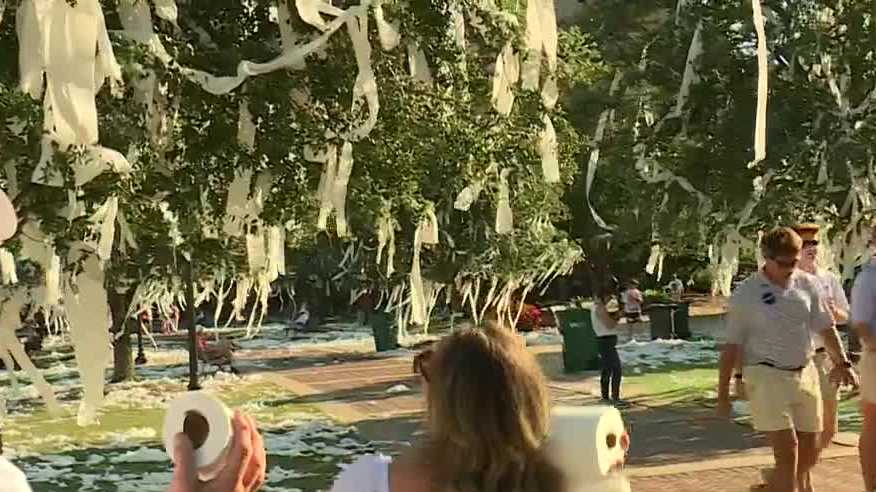 Father and daughter celebrate Auburn win by rolling Toomer's Corner