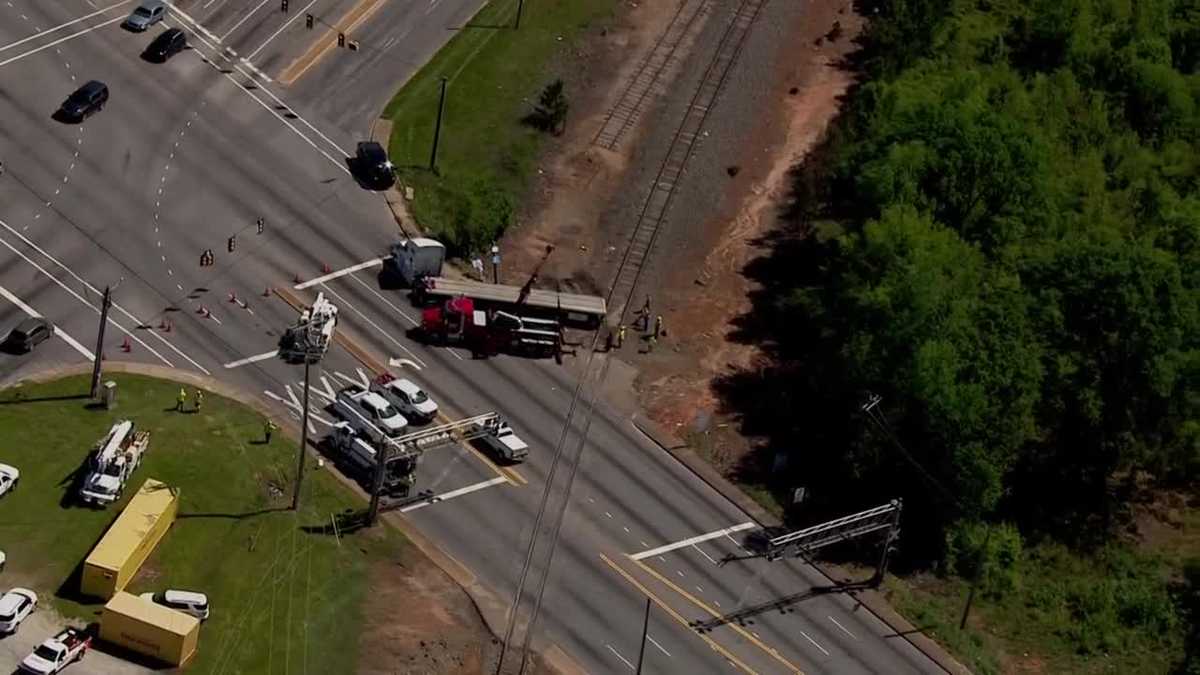 South Carolina: Train Hits Tractor-trailer On Tracks At Light