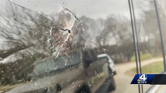 South Carolina: Neighbors raise concerns over objects hitting cars - Vimarsana News