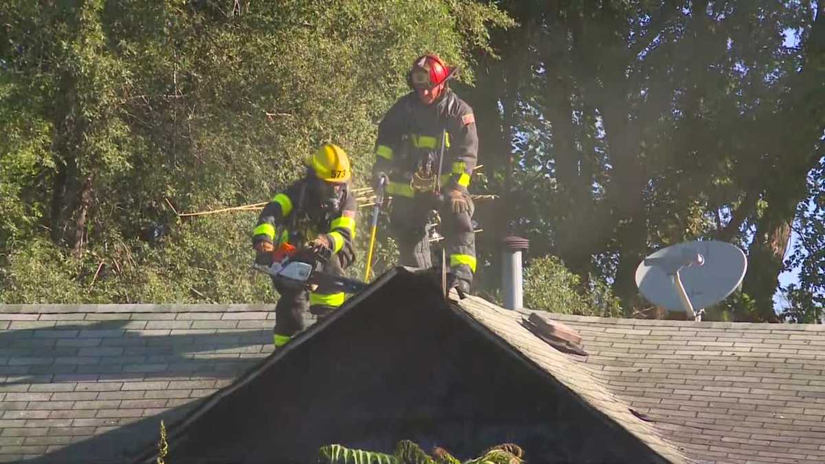 Des Moines crews battle overnight house fire