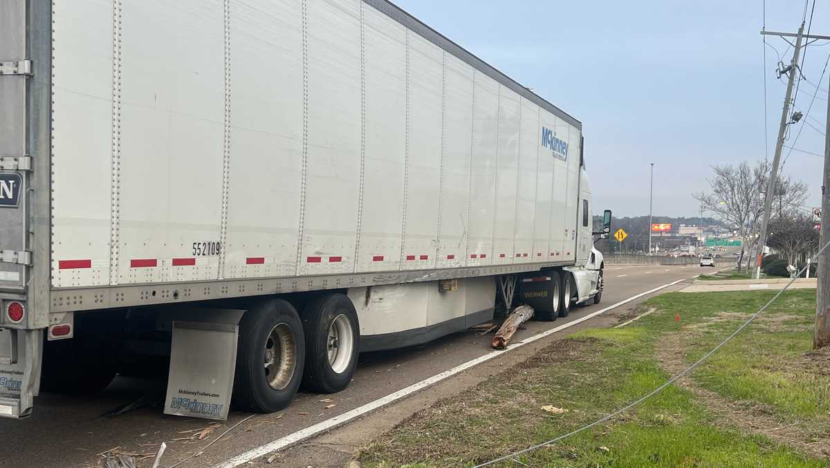 Tractor-trailer crashes into power pole knocking out power to some ...