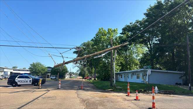 Mississippi storms bring down trees and power lines, leaving thousands ...