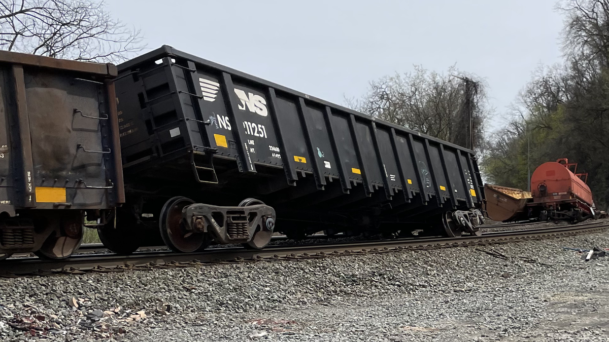 Pittsburgh train cars derail; no hazardous materials involved Pittsburgh train cars derail; no hazardous materials involved
