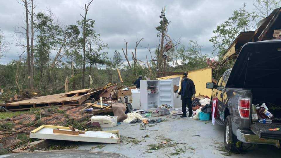 Pictures: Mississippi residents pick up the pieces after major tornado ...