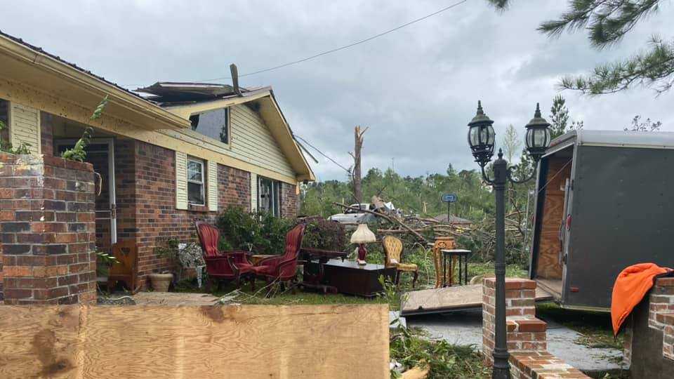 Pictures: Mississippi residents pick up the pieces after major tornado ...