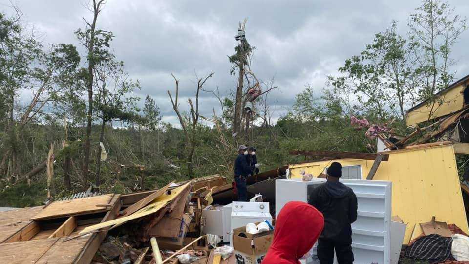 Pictures: Mississippi residents pick up the pieces after major tornado ...