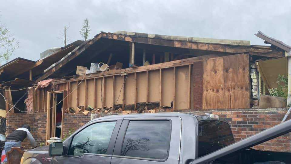 Pictures: Mississippi residents pick up the pieces after major tornado ...