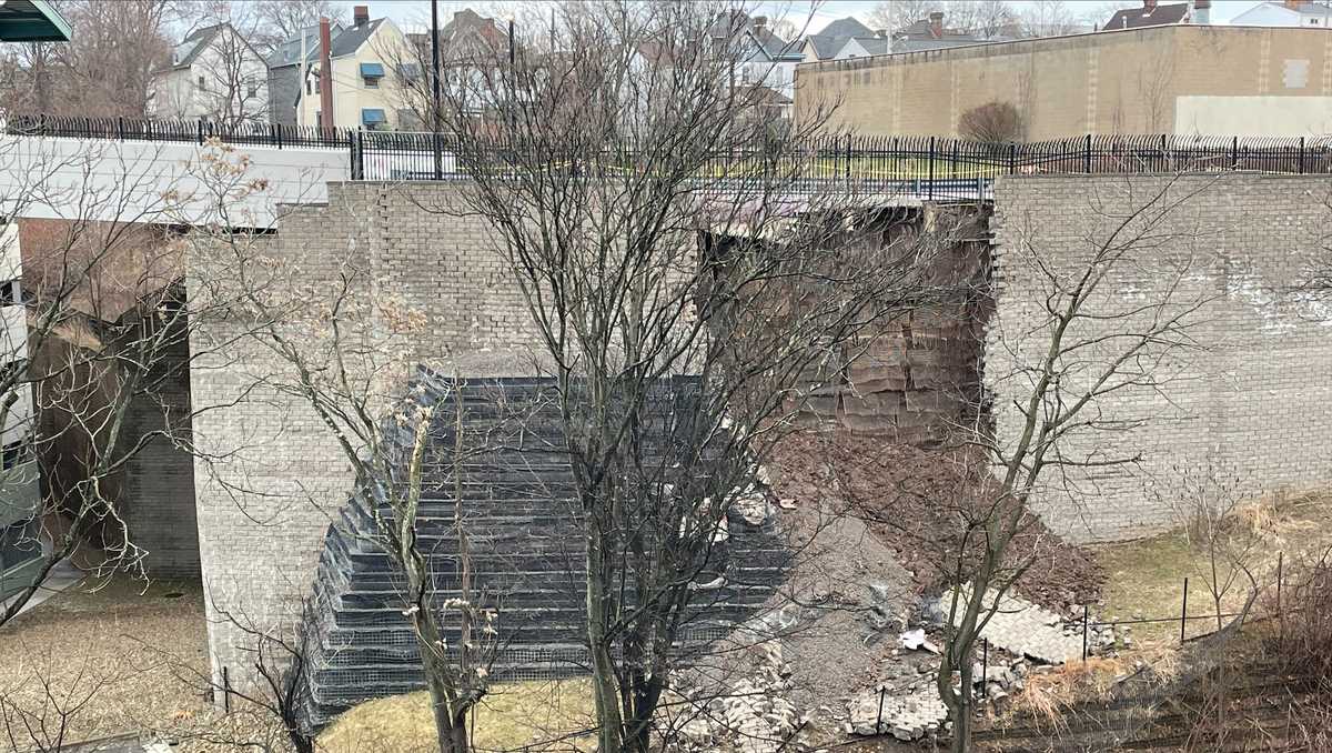 布卢姆菲尔德附近UPMC停车场的挡土墙坍塌