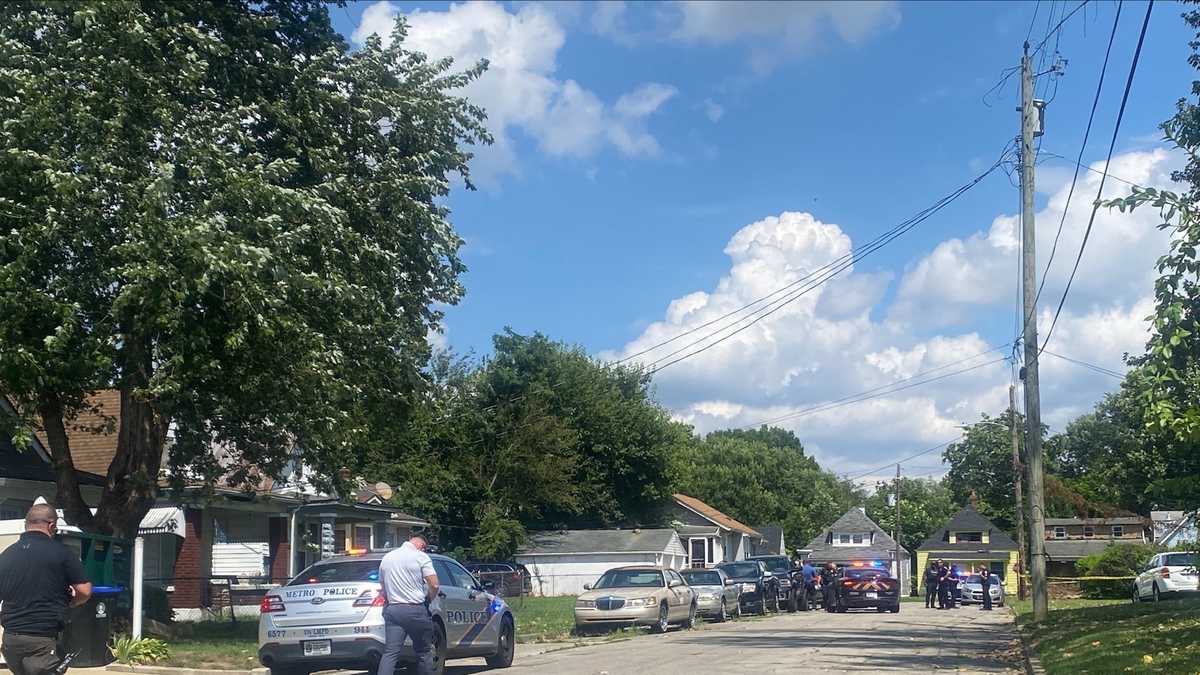 Man hospitalized after being shot inside vehicle in Park DuValle ...