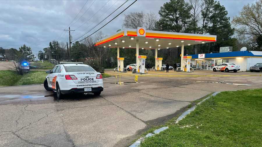14-year-old shot, injured while at the gas station