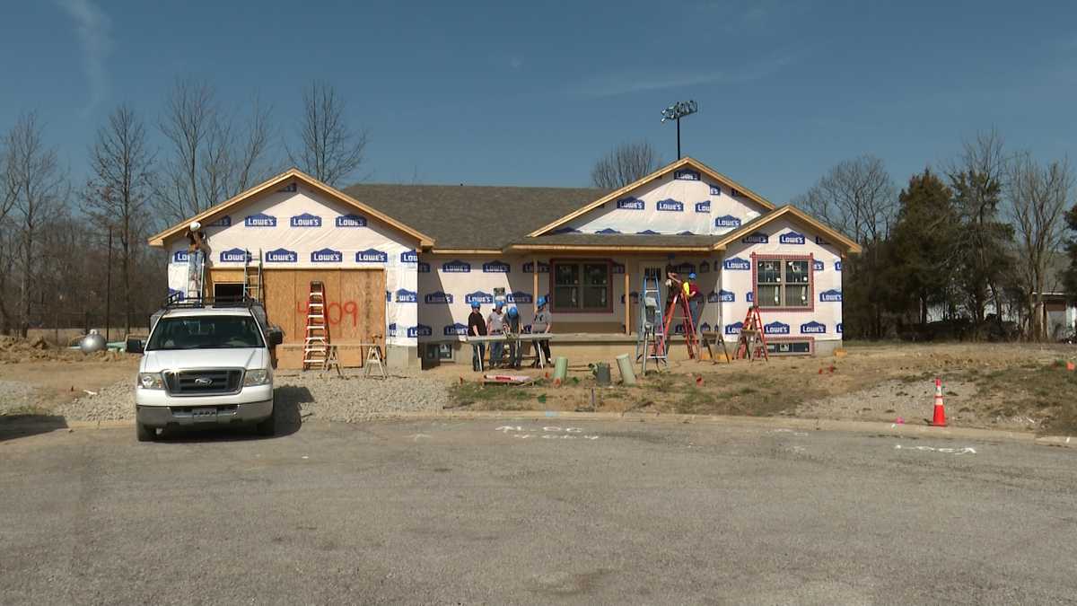 New Albany high school program teaching students how to build homes