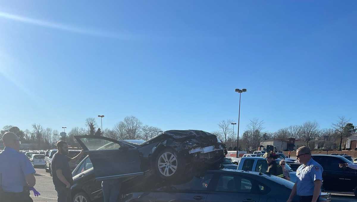 Easley Car crashes into Easley shopping center