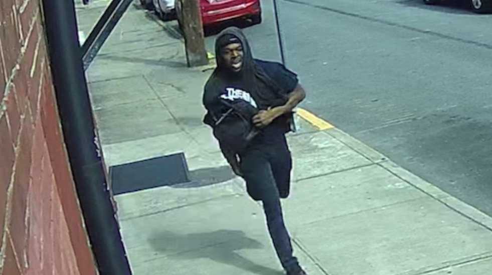 Pittsburgh police searching for man accused of stealing purse on South Side