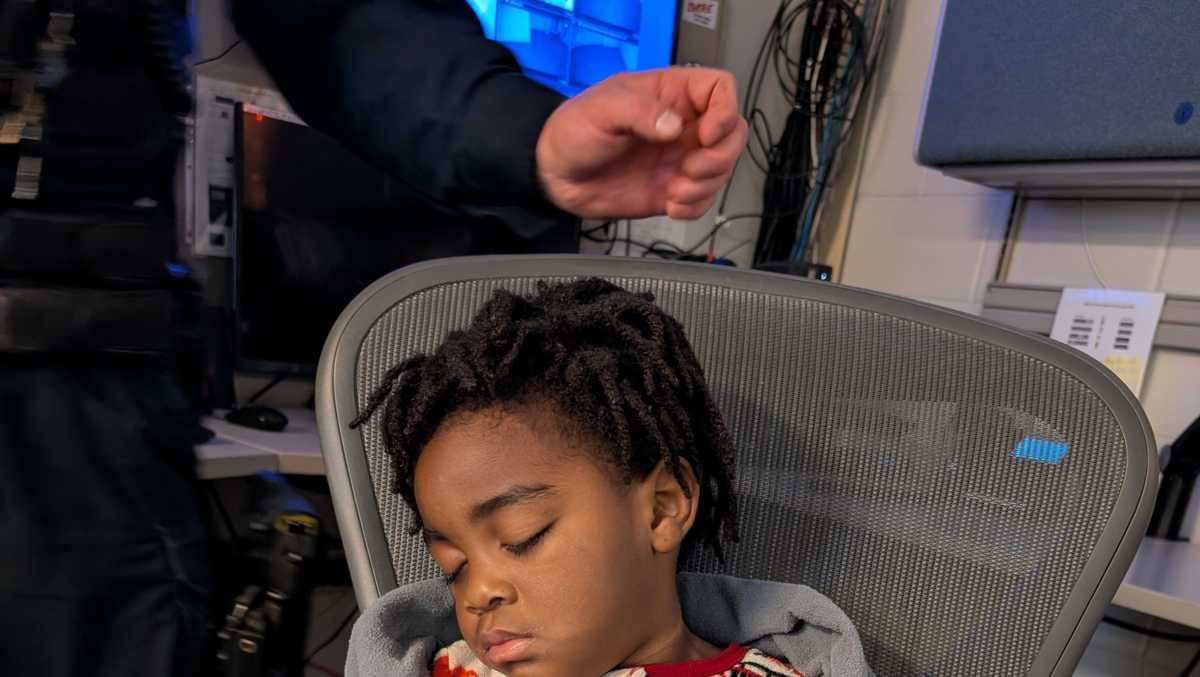 Milwaukee police: Young boy found alone reunited with his parents