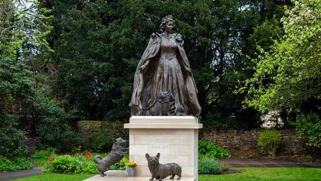 A new statue of Queen Elizabeth II complete with corgis is unveiled - Vimarsana News