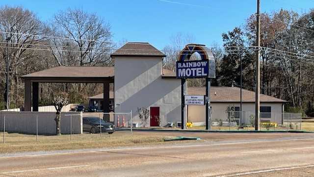 Employee shot during dispute at Jackson motel, police say
