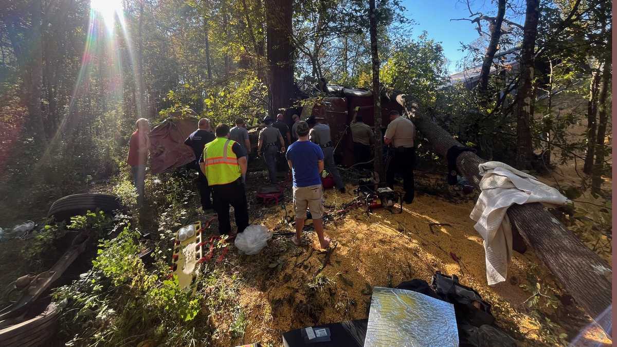 Traffic diverted in Leesburg after commercial vehicle crash
