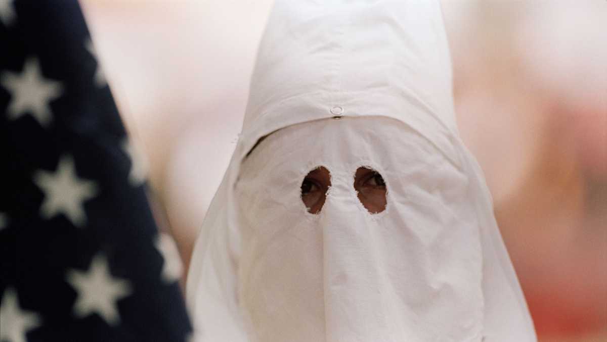 slang Verwoesting hel Outrage sparks over grocery shopper wearing Klan hood, possibly as face mask