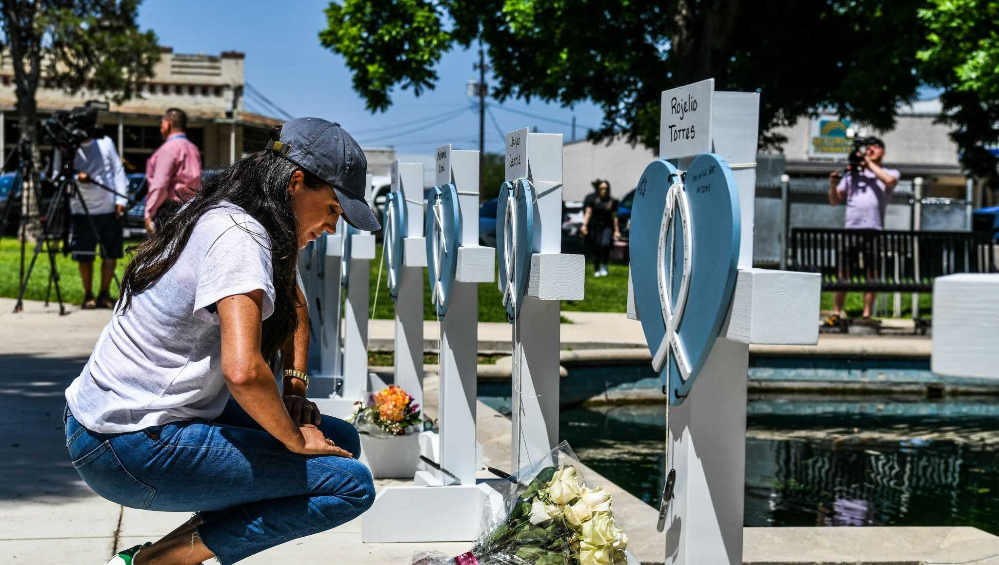Meghan Markle makes surprise visit to Uvalde, Texas, to pay tribute to Robb Elementary victims - Vimarsana News