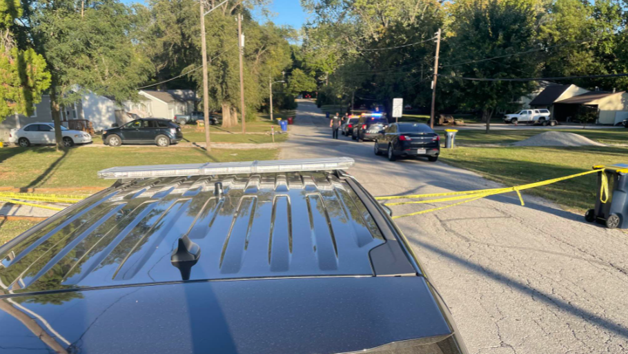 Police looking for suspect following shooting in Raytown