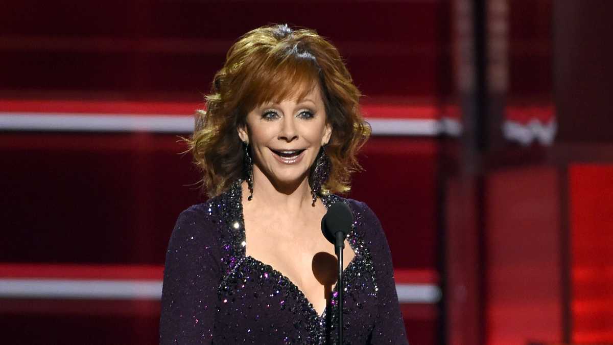 REBA COVID-19: Reba McEntire reveals she got COVID-19 despite being ...