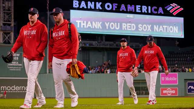 In a game with a playoff feel at Fenway, Red Sox complete two-game