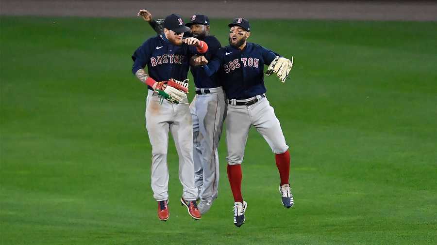 Red Sox get back into win column by rallying past Blue Jays