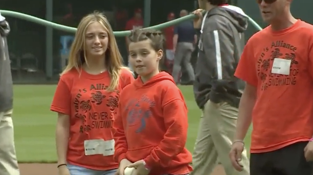 10-year-old girl with terminal cancer throws out first pitch - Vimarsana News