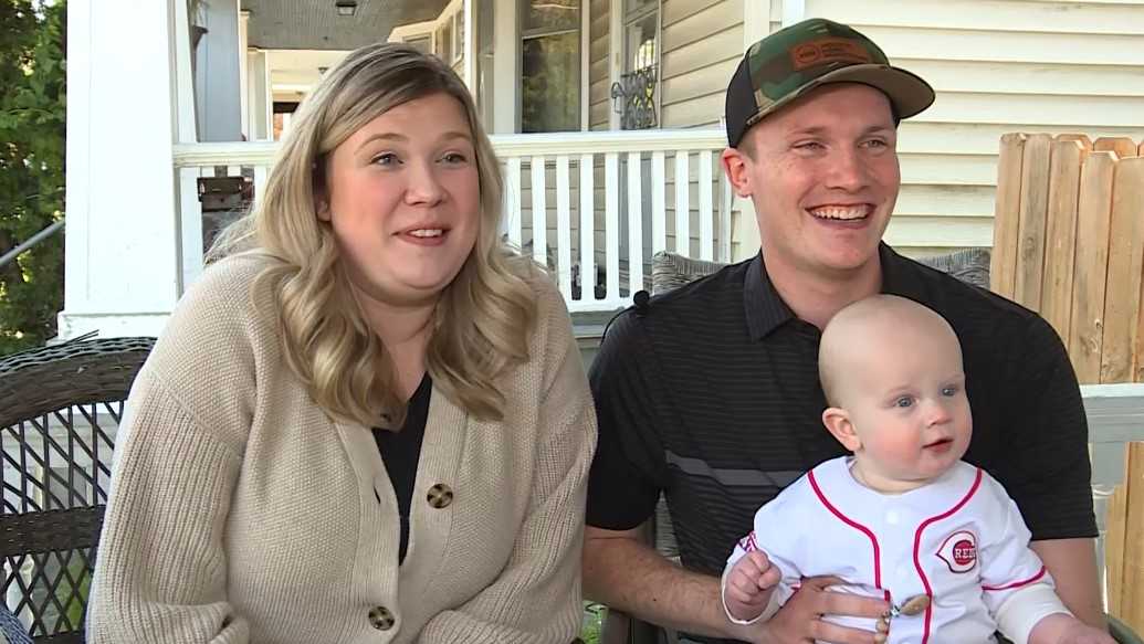 Fan makes incredible catch on foul ball while bottle feeding baby