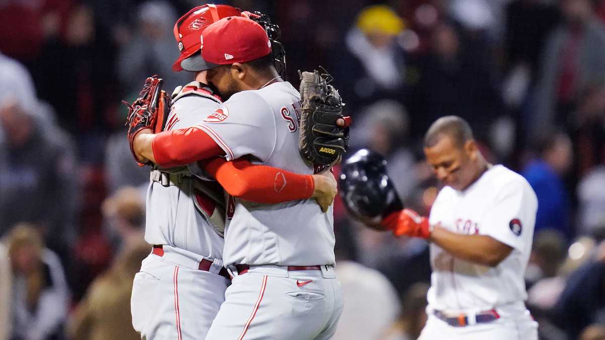 Giants score twice in 10th to beat Reds in suspended game