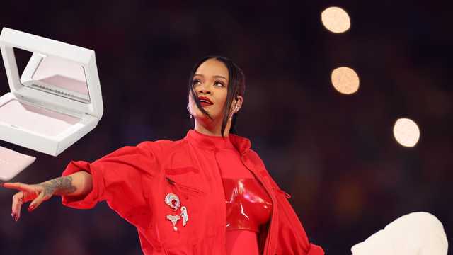 Rihanna Applied Her Fenty Blotting Powder During Her Super Bowl