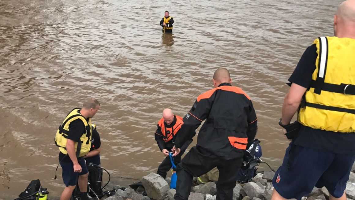 Crews recover body in connection with submerged car found in Oklahoma River