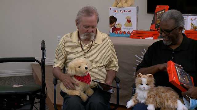 Omaha nursing home residents get robotic pets - Vimarsana News