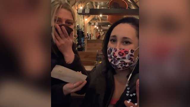 'It was just unbelievable': A comedian handed out $13,000 to hospitality workers at a New York bar - Vimarsana News