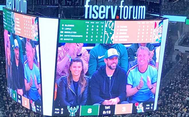 aaron rodgers at bucks game tonight