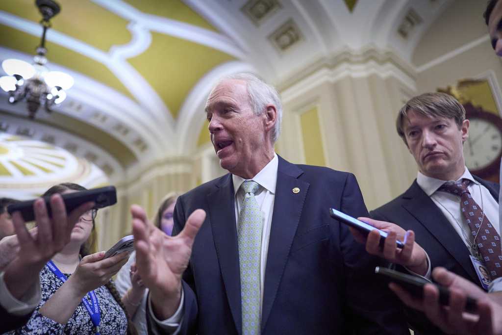 Sen. Johnson warns that Trump attacking Iranian civilian targets would be 'huge mistake'