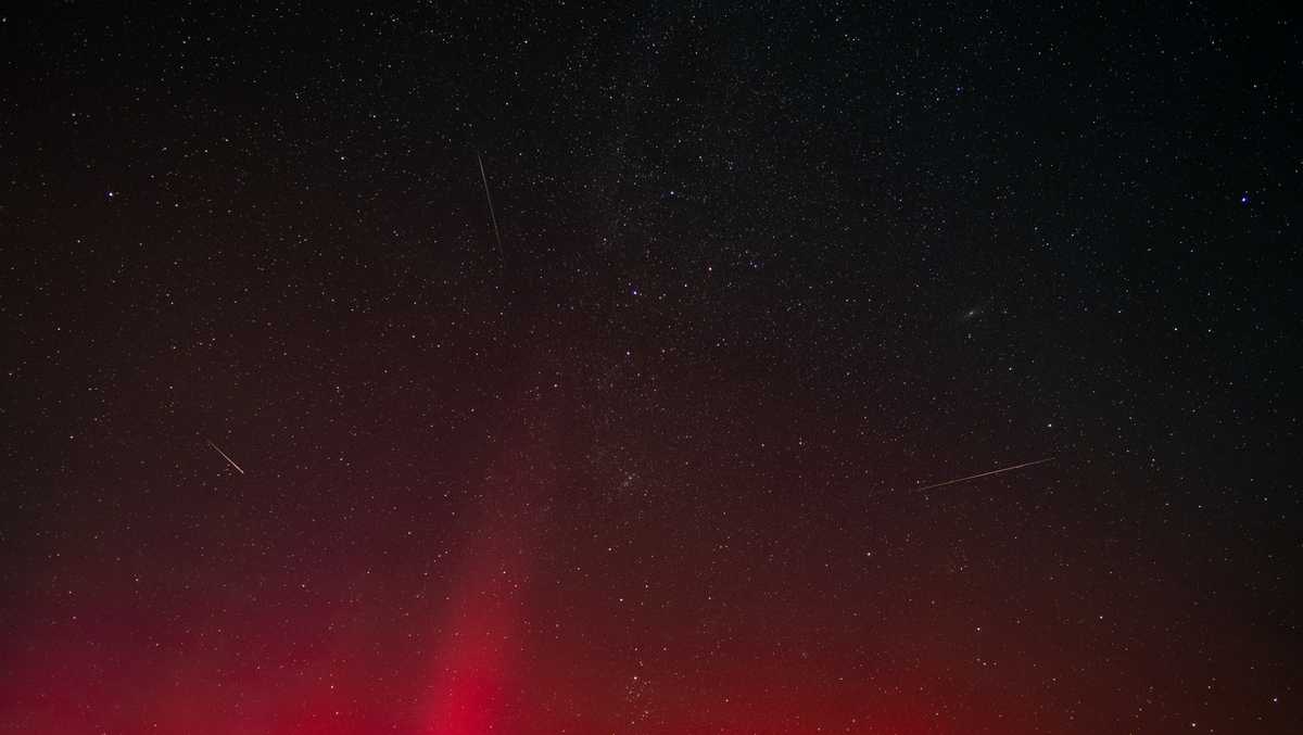 L'aurora boreale vista nel nord della California durante lo sciame meteorico delle Perseidi