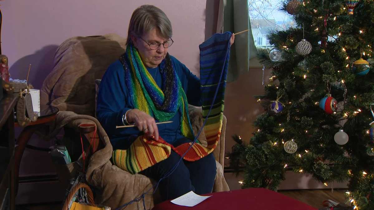 Baltimore County knitter's scarf colors signify daily temperatures