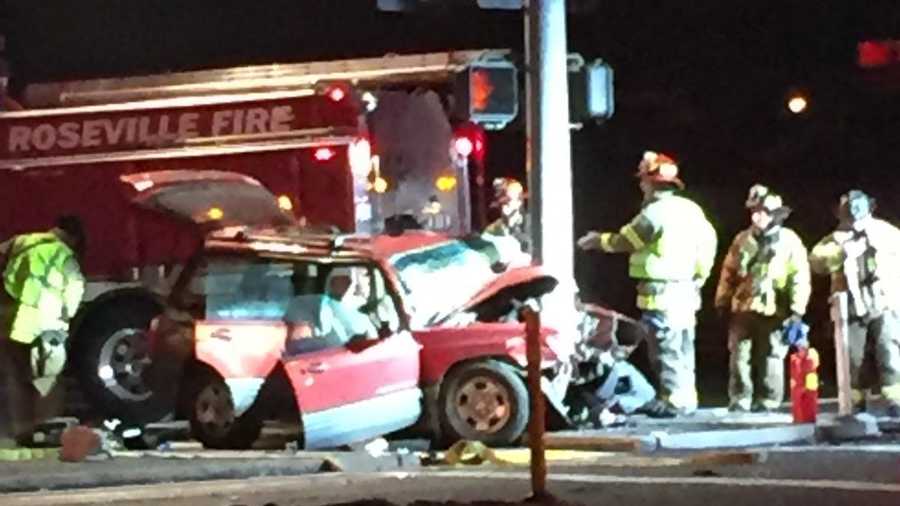 Woman dies after car crashes into Roseville traffic signal