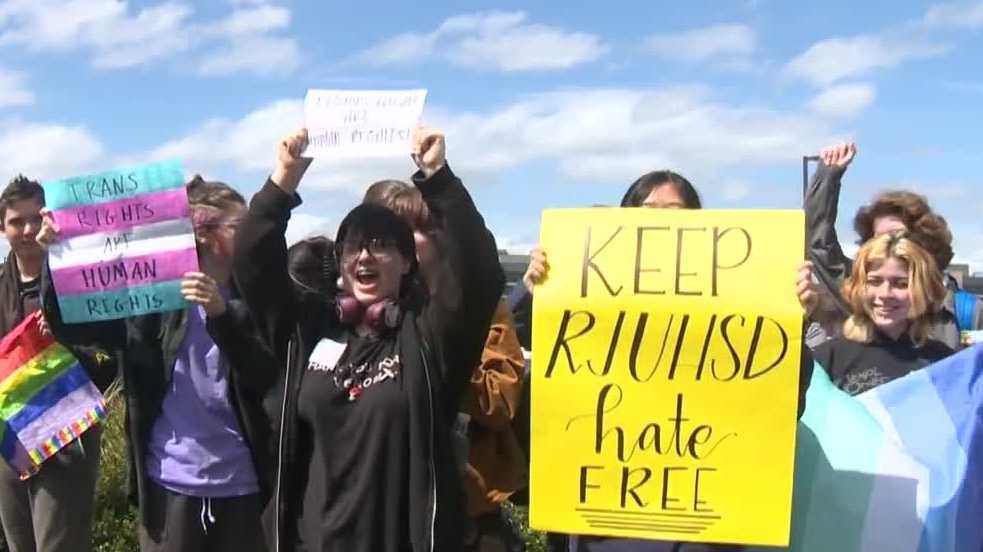 Roseville students protest school district over canceled drag show