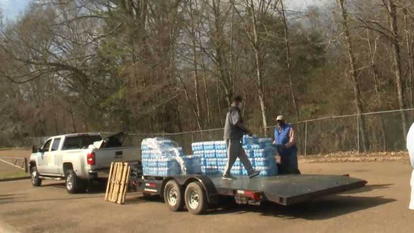 Jackson Rotary club delivers over a dozen pallets of water - WAPT Jackson