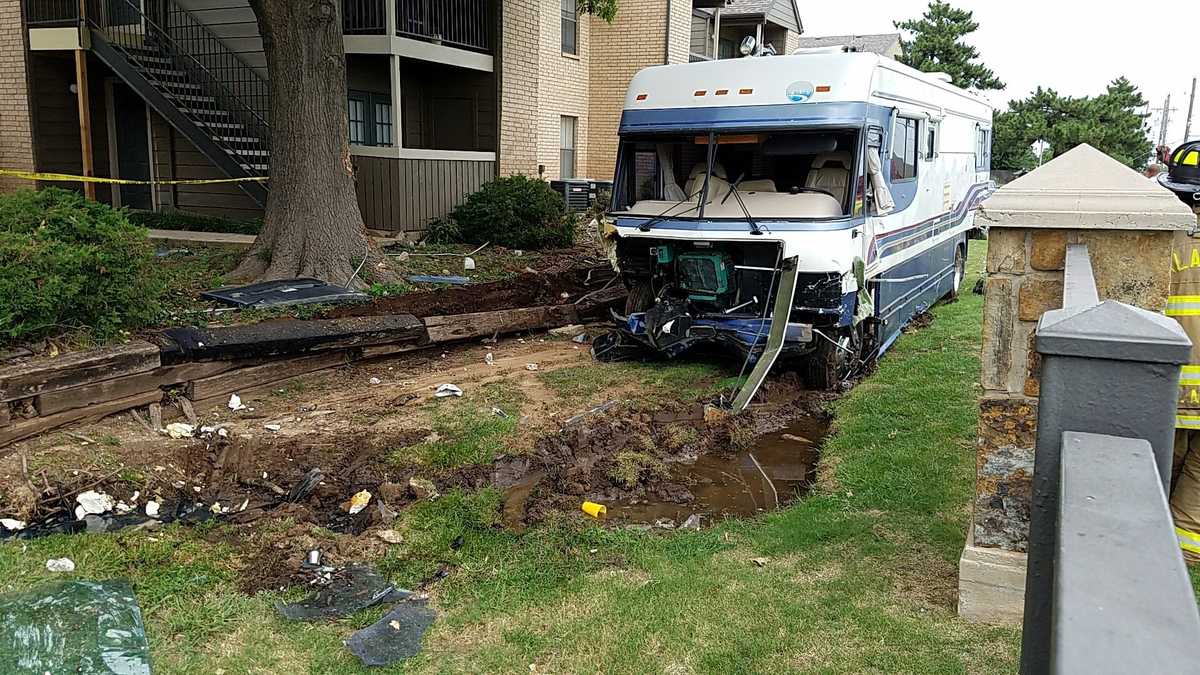 RV crashes into northwest Oklahoma City apartment complex, police say
