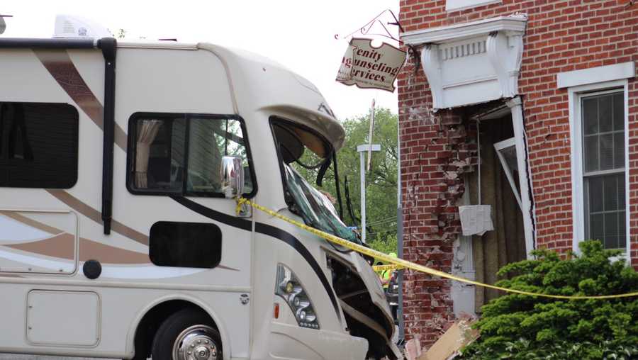 rv crashes into commercial building in franklin county