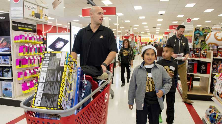 Target, Walmart, Amazon and a spate of big retailers are pouncing on the first holiday shopping season in decades without Toys R Us.