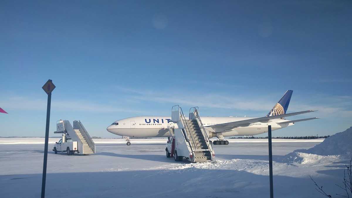 Passengers stuck for '16 hours' on plane after stop needed in Canada