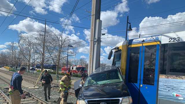 Sac RT train involved in crash with pickup truck in Rancho Cordova, fire officials say - Vimarsana News