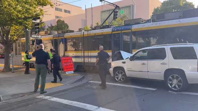 Car collides with light rail train in Sacramento - Vimarsana News