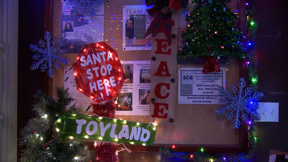 saint-anselm-students-replace-christmas-decorations-stolen-from-campus