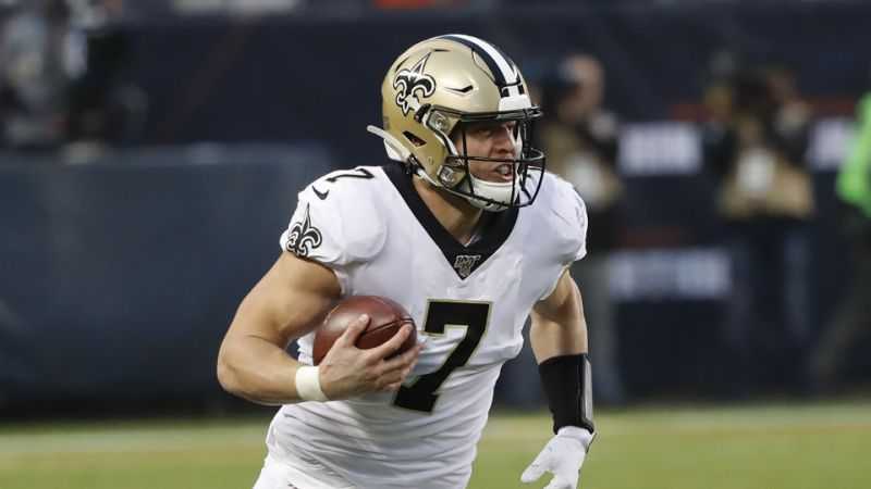 New Orleans Saints&apos; Taysom Hill carries the ball during the second half of an NFL football game against the Chicago Bears in Chicago (AP Photo/Charles Rex Arbogast)