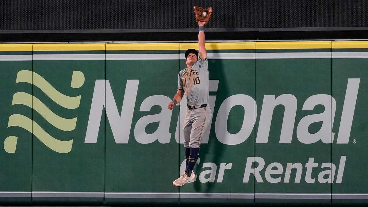 Major leaguer from Mass. robs game-tying home run for final out